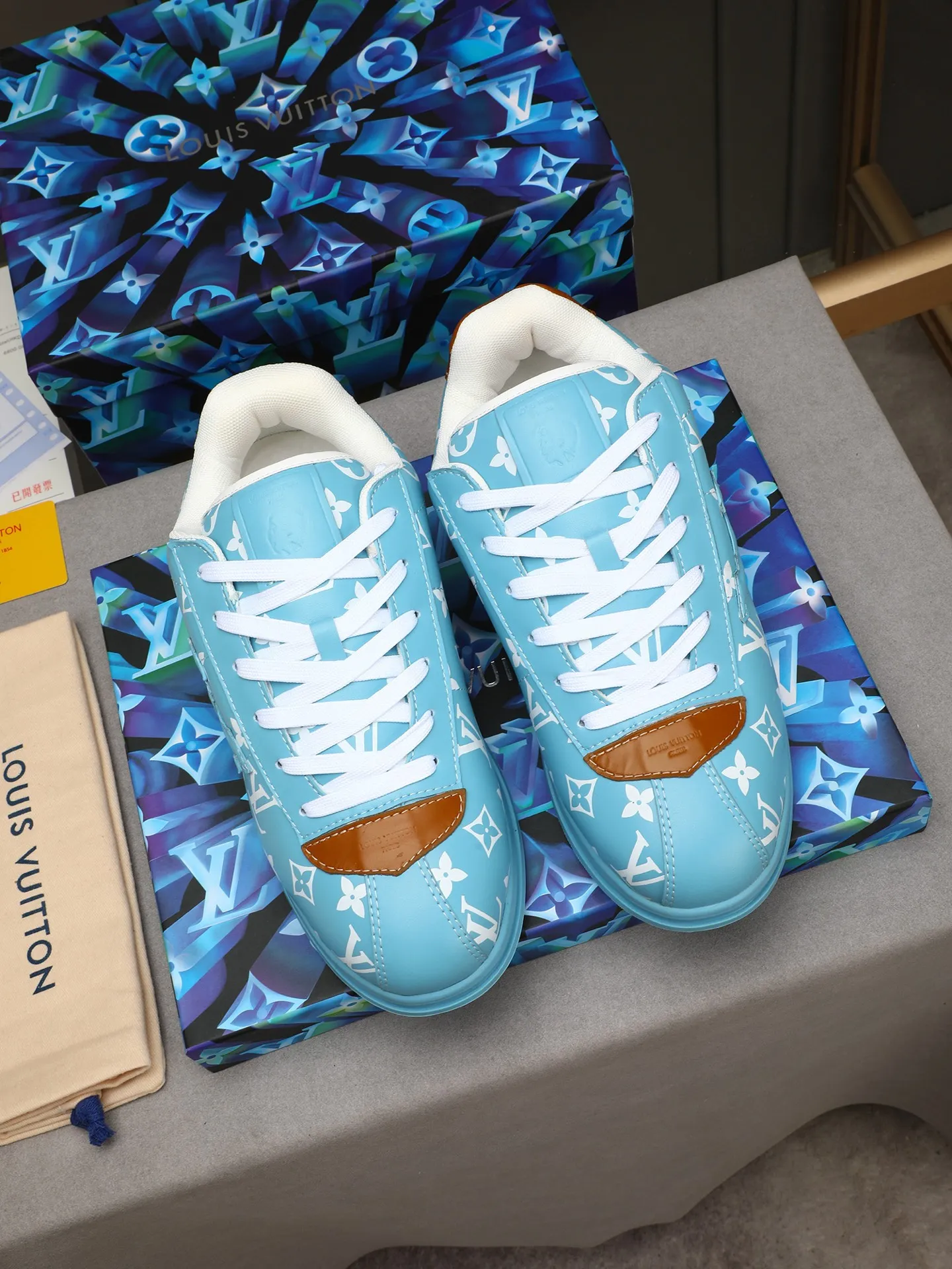Men's Men's Shoes 💰500 LV Louis Vuitton L Jialu Brand Runner Tatic Series Thick-soled Casual Sports Shoes Running Shoes Original purchase, development, production This LV Runner Tatic sports shoe combines technical materials such as mesh fabric and ribbons to interpret the inspiration of traditional mountaineering shoes. LV letters are written on one side, the lariat buckle of the quick lacing system is embellished with Monogram flowers and Louis Vuitton logos, and the light and wear-resistant rubber outsole completes the whole. ▪️Fabric: Original imported cowhide + mesh ▪️Inner lining: Original customized breathable mesh ▪️Sole: Original open-molded anti-slip rubber combination material ▪️Size: Men's 40-44 (45 46 customized)